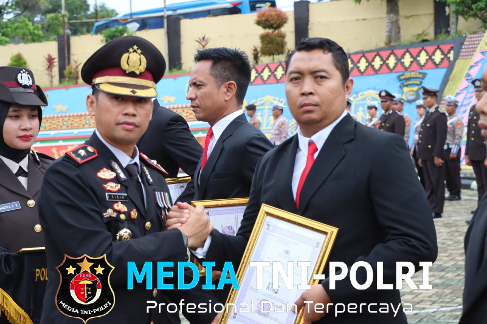 Moment Hari Pahlawan 2025, Puluhan Personel Berprestasi Dapat Penghargaan dari Kapolres Tanggamus