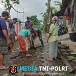 Sinergi TNI-Warga Babinsa Kalibaru Kulon Bersama Masyarakat Gotong Royong Perbaiki Drainase Antisipasi Banjir