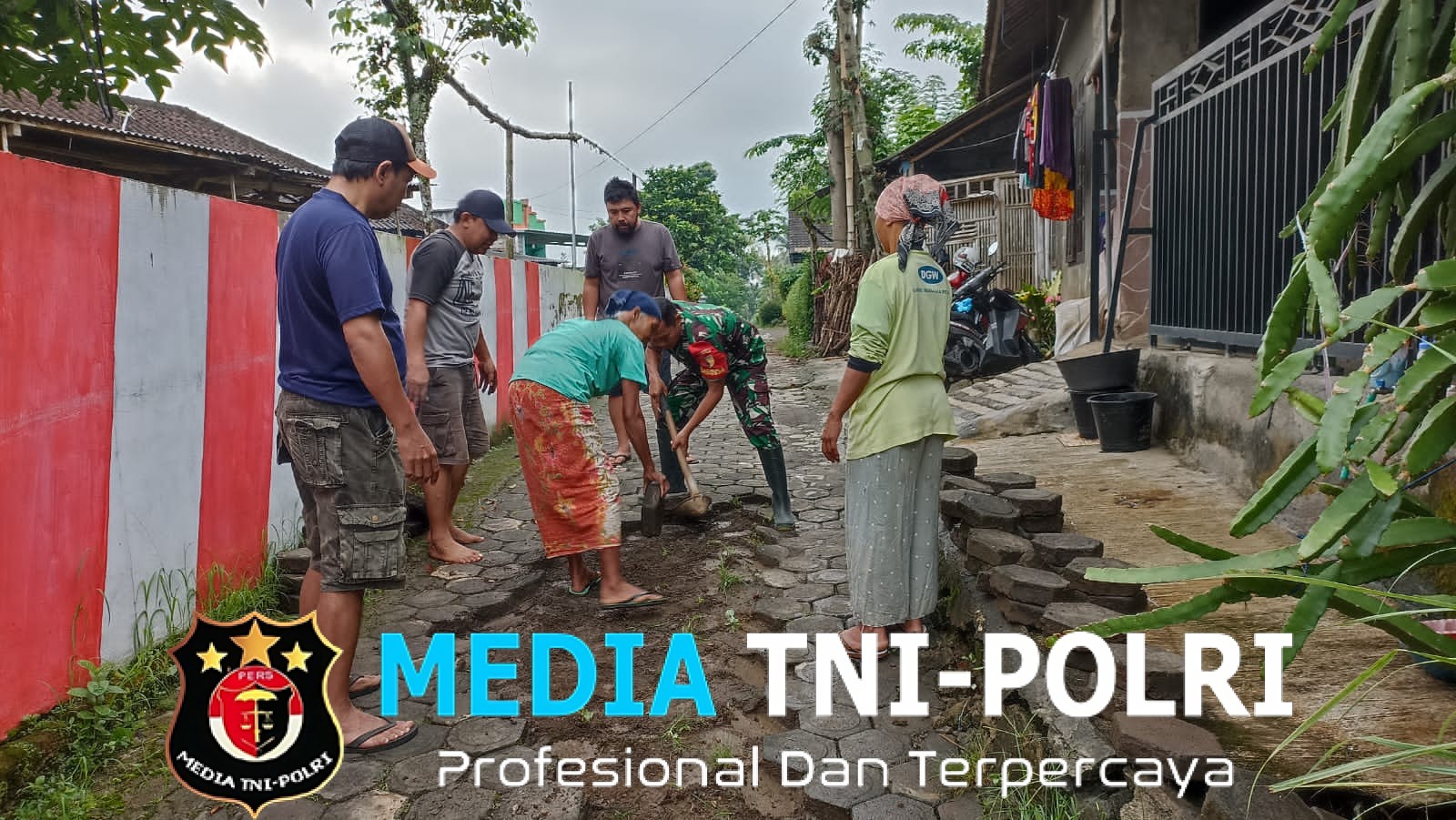 Sinergi TNI-Warga Babinsa Kalibaru Kulon Bersama Masyarakat Gotong Royong Perbaiki Drainase Antisipasi Banjir