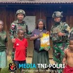 Satgas Yonif 521/DY Menyalurkan Paket Beras Gratis Kepada Warga dari Kodam XVII Cenderawasih