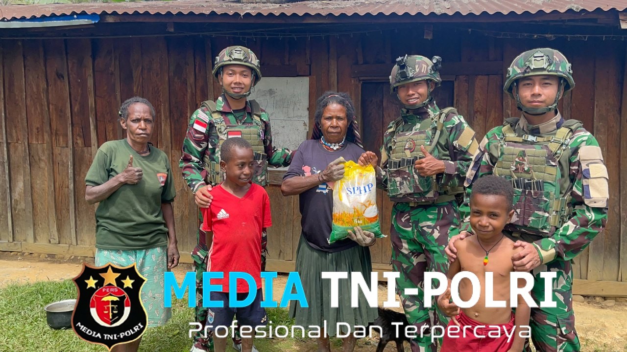 Satgas Yonif 521/DY Menyalurkan Paket Beras Gratis Kepada Warga dari Kodam XVII Cenderawasih