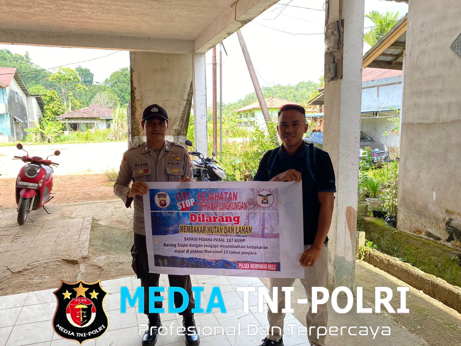 Dengan Menggunakan Banner Aipda Ria Latif Ajak Warga Tidak Melakukan Pembakaran Hutan dan Lahan