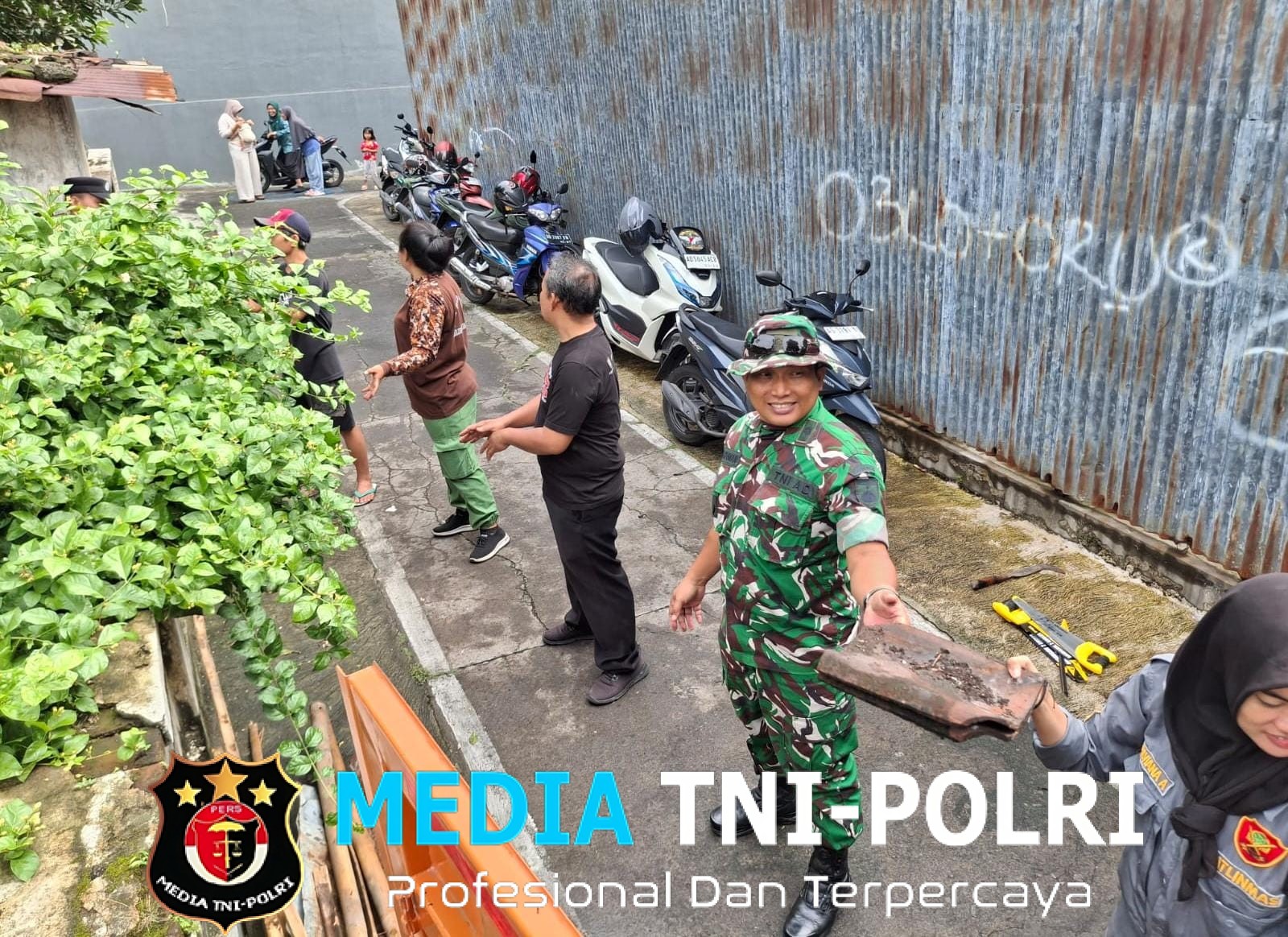 Koramil 03/Serengan “Sigap”, bersama Warga Gotong-royong Bersihkan Puing-puing Rumah Warganya yang Roboh