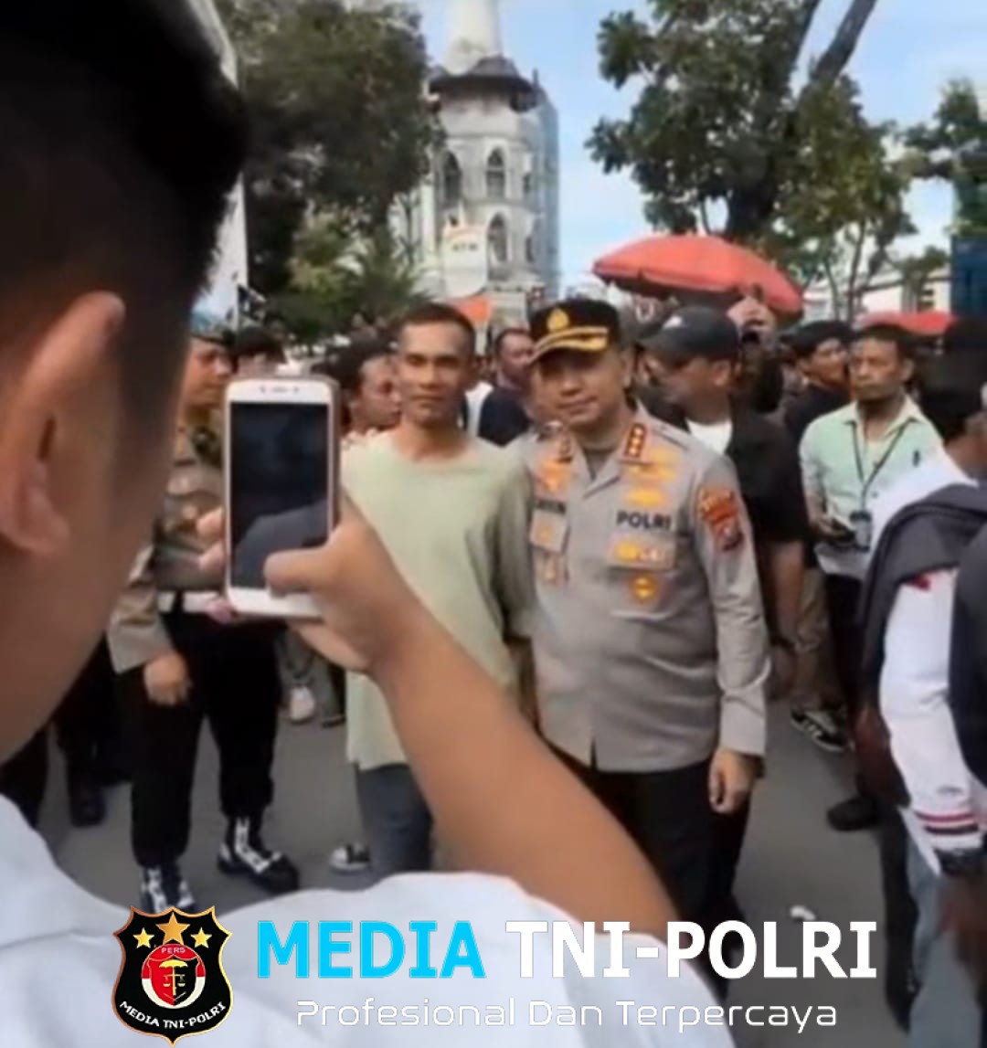 Usai Aksi, Massa Temui Kapolrestabes Kombes Calvijn untuk Berfoto
