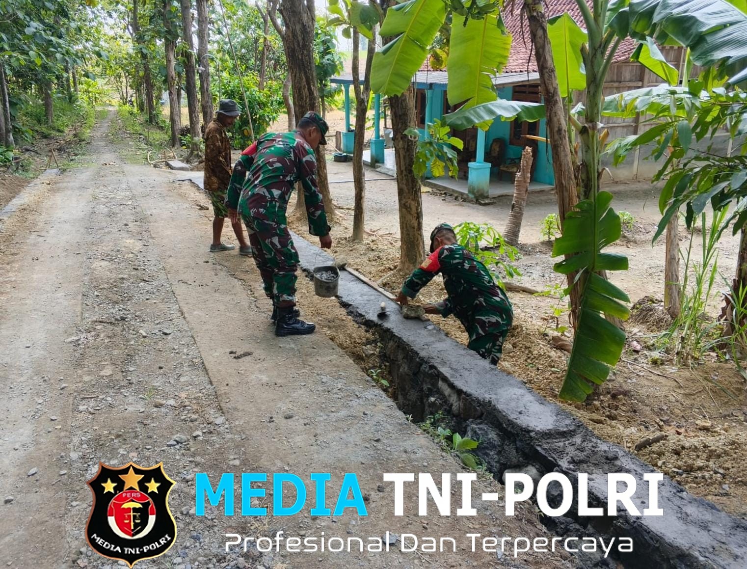 Babinsa Kerja Bakti Bangun Talud Jalan Desa Sepanjang 300 Meter, Perkuat Infrastruktur