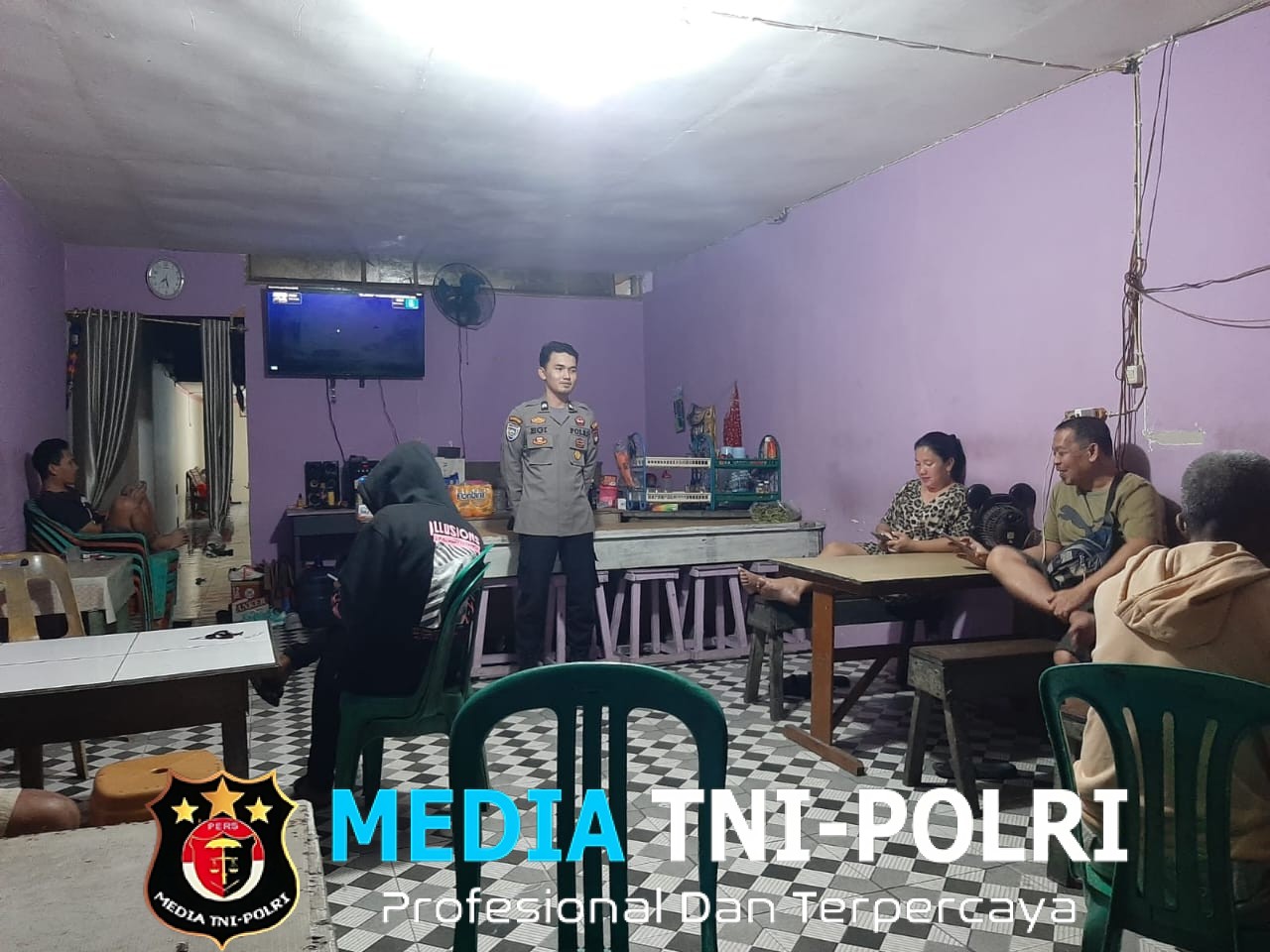 Patroli Malam Tingkatkan Kamtibmas, Polsek Mandor Ajak Warga Lebih Peduli Lingkungan