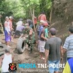 Babinsa Koramil 0808/15 Gandusari Dampingi Warga Bangun Jembatan Gantung dari Bambu