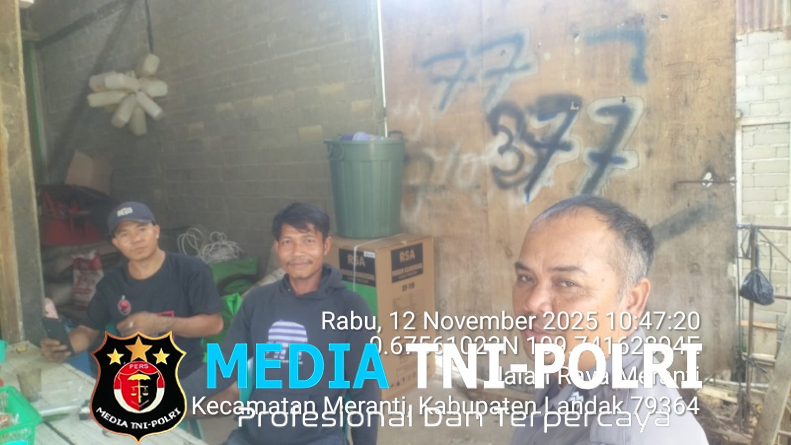 Dekat dengan Warganya, Inilah yang Dilakukan Polisi Saat Patroli Siang