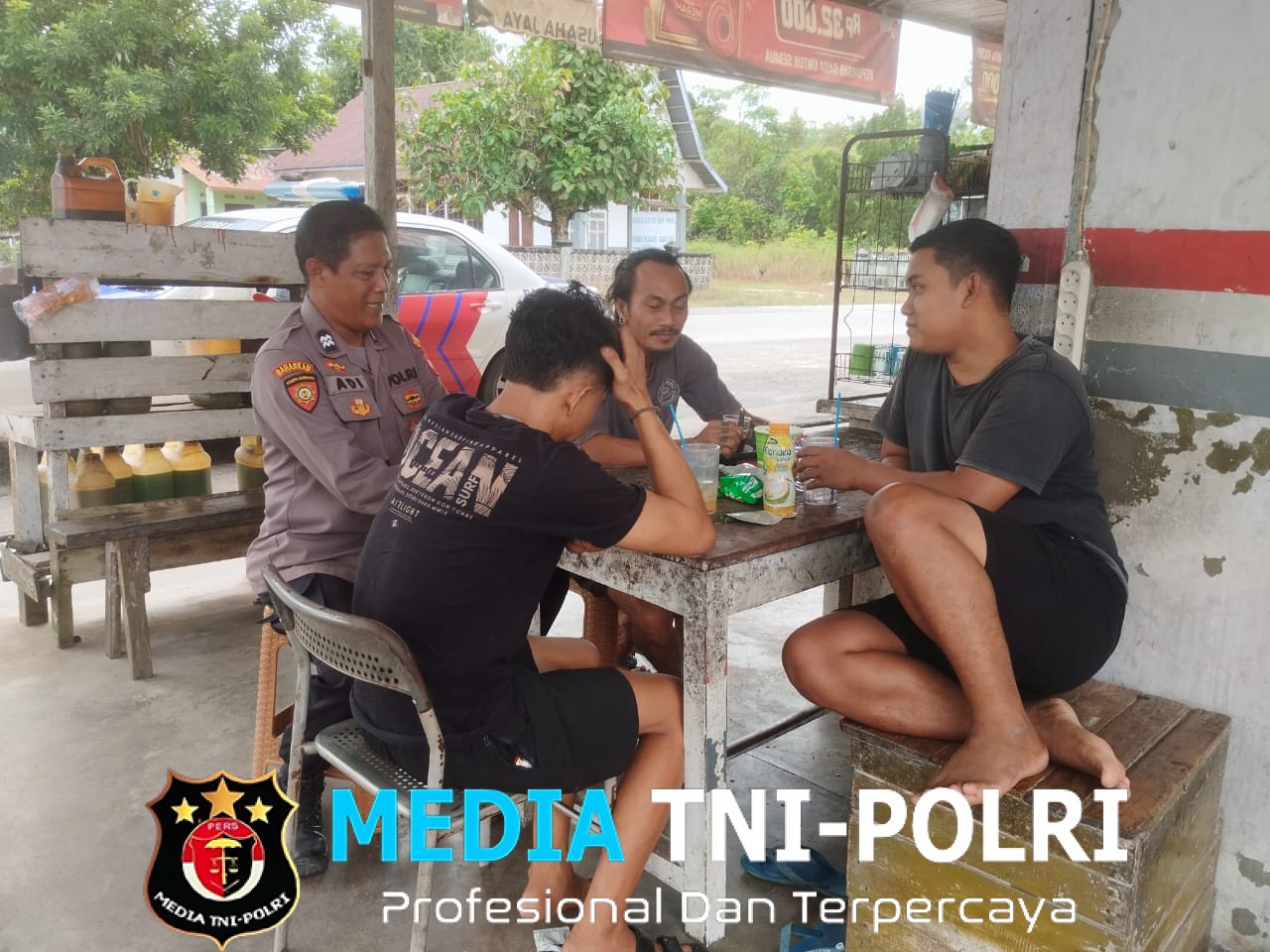 Patroli Siang Polsek Mandor, Wujud Nyata Polisi Peduli Dengan Warga
