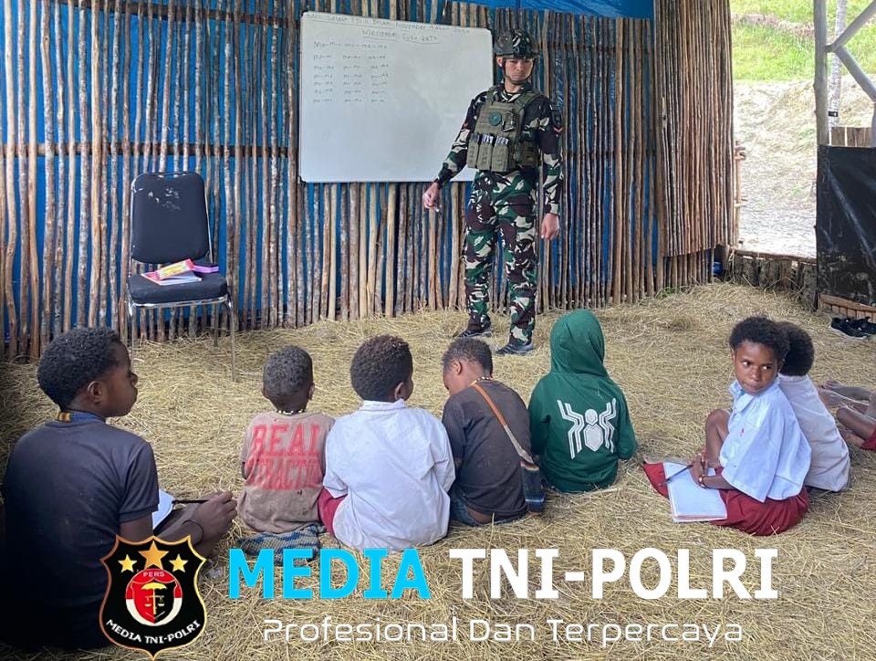 Satgas Yonif 700/WYC Hadirkan Semangat Belajar di SD Mayuberi Kopda Yusuf Jadi Guru Sehari untuk Anak Papua