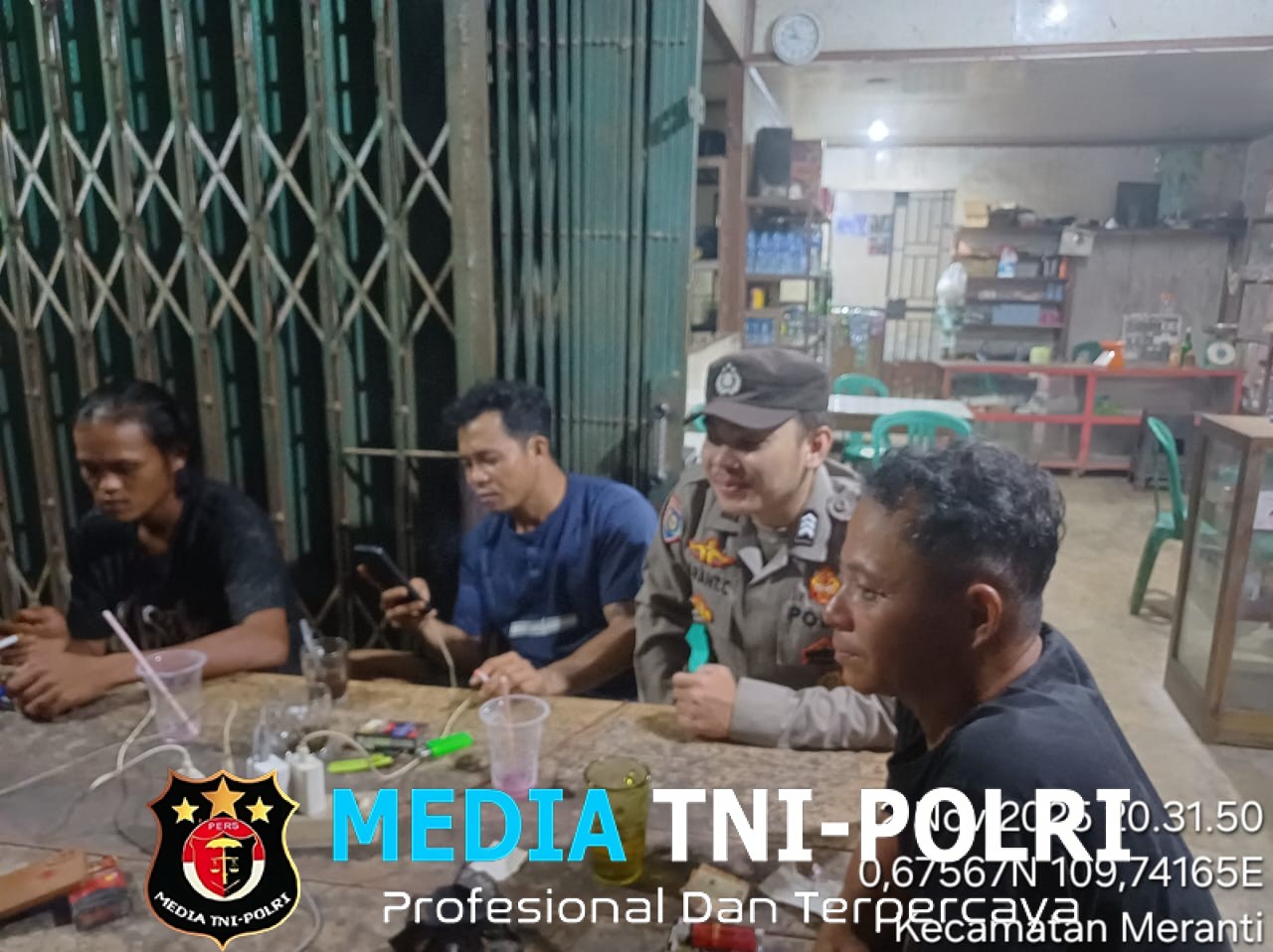 Bikin Warga Salut! Polisi Patroli Malam Justru Singgah dan Santai di Warung