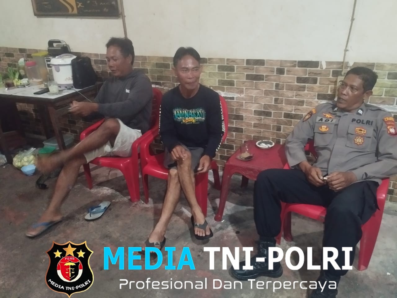 Hangatnya Malam di Mandor, Polisi Duduk Bersama Warga Bangun Rasa Aman
