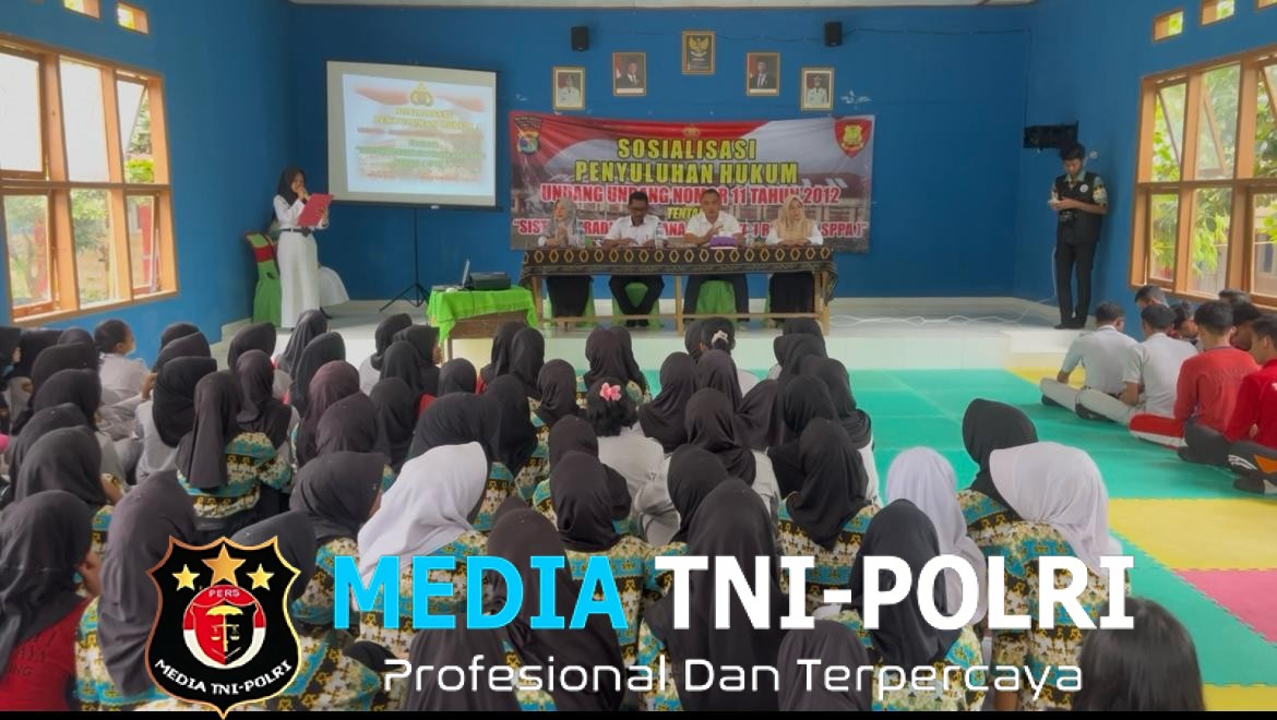 Kasikum Polres Mesuji Memberikan Sosialisasi Penyuluhan Hukum Tentang Sistem Peradilan Pidana Anak kepada Pelajar SMAN 1 Tanjung Raya