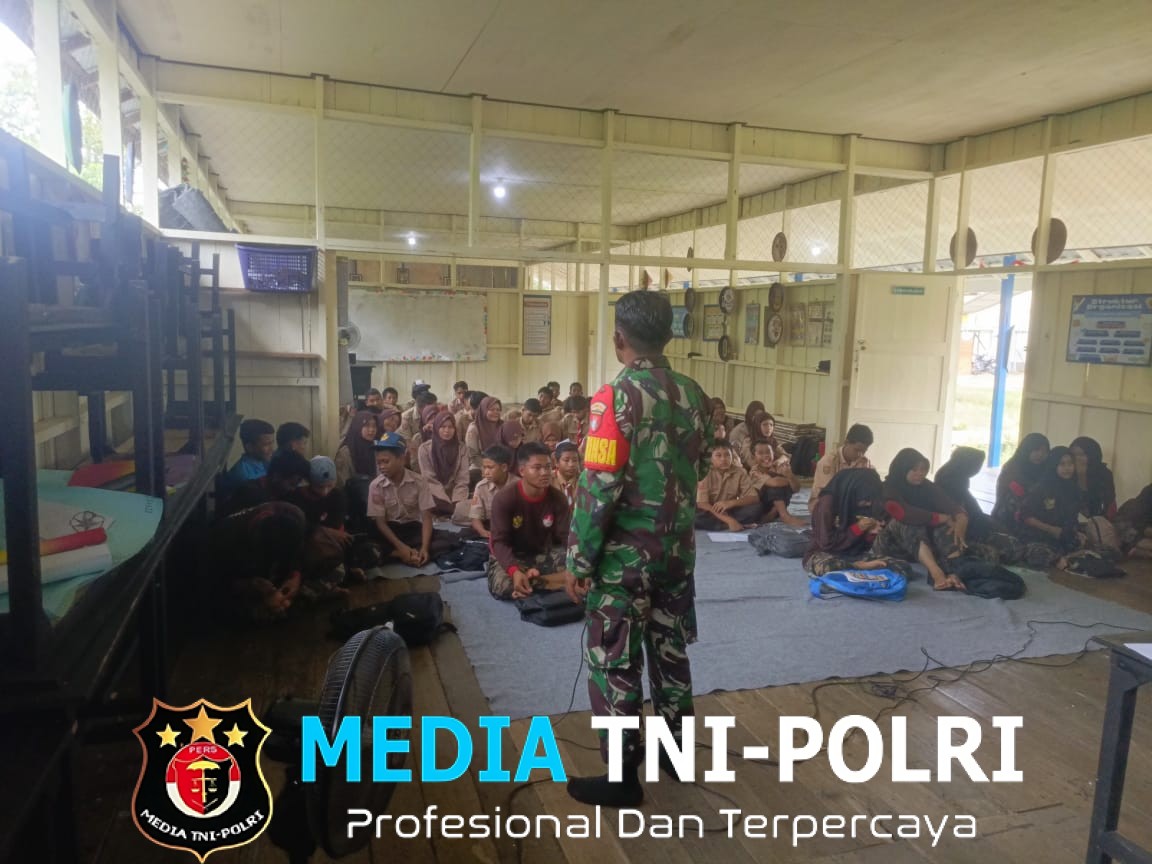 Tanamkan Rasa Cinta Tanah Air, Babinsa Koramil 1015-03/Mentawa Baru ketapang Berikan Materi Wasbang Bagi Anak Sekolah Menengah Pertama