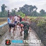 Babinsa Koramil 0808/20 Sananwetan Bersama Kelompok Tani Laksanakan Pembersihan Irigasi