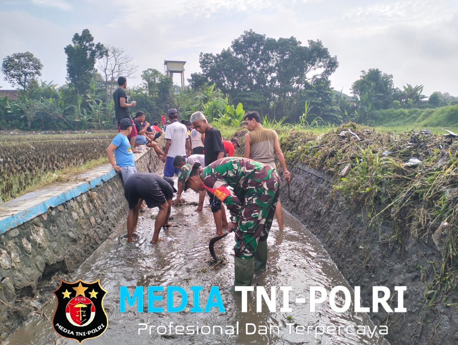 Babinsa Koramil 0808/20 Sananwetan Bersama Kelompok Tani Laksanakan Pembersihan Irigasi