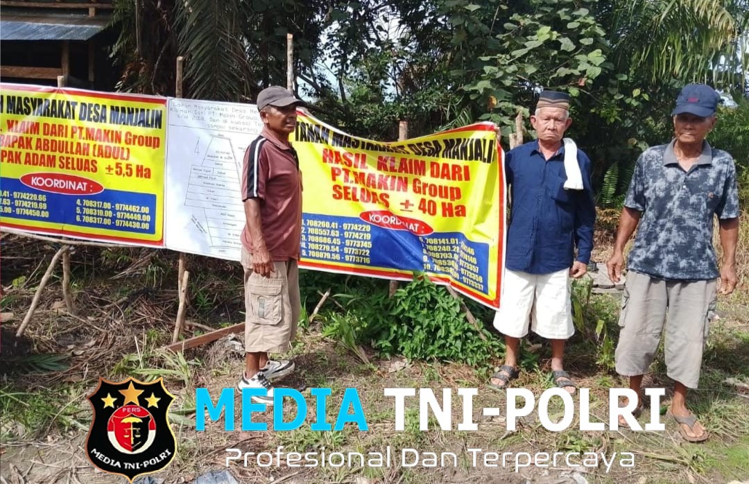 Puluhan Warga Desa Menjalin Menurunkan Spanduk di Lahan Perkebunan Miilik Husni Warga Parenggean