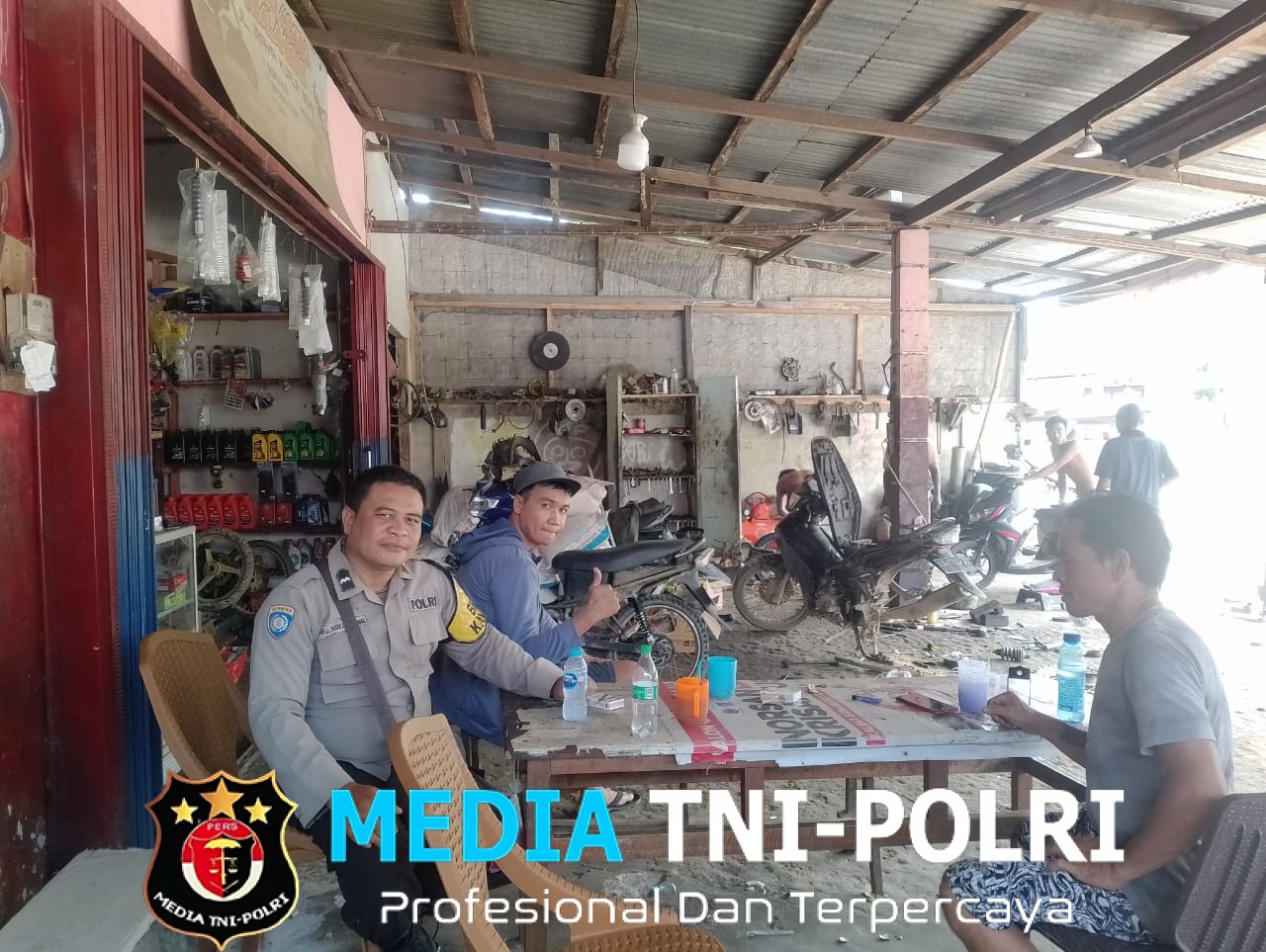 Bhabinkamtibmas Polsek Kuala Behe Laksanakan Patroli Dialogis, Sampaikan Pesan Kamtibmas Kepada Warganya