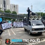 Dua Kelompok Massa Gelar Aksi di Depan Polda Metro Jaya, Brimob Batalyon D Pelopor Siaga Amankan Situasi