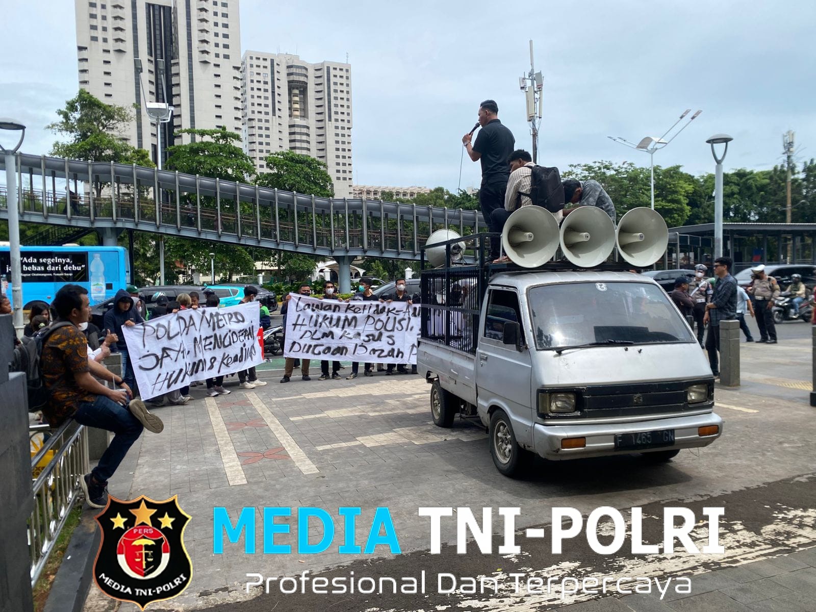 Dua Kelompok Massa Gelar Aksi di Depan Polda Metro Jaya, Brimob Batalyon D Pelopor Siaga Amankan Situasi