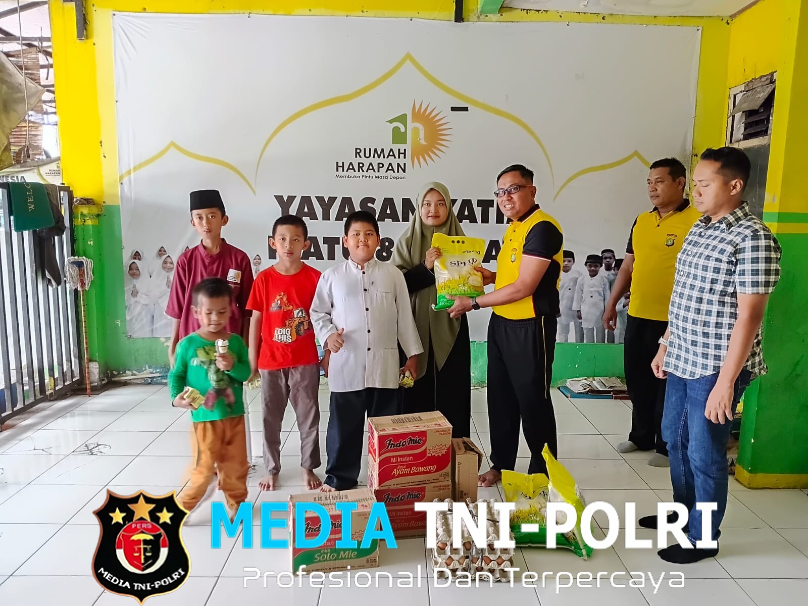Kapolsek AKP Erwin Setiawan Bagikan Sembako di Yayasan Yatim Piatu Rumah Harapan