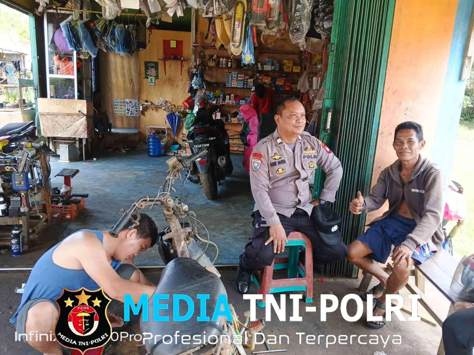 Bangun Keakraban, Personel Polsek Sengah Temila Dialog Santai dengan Pemilik Bengkel