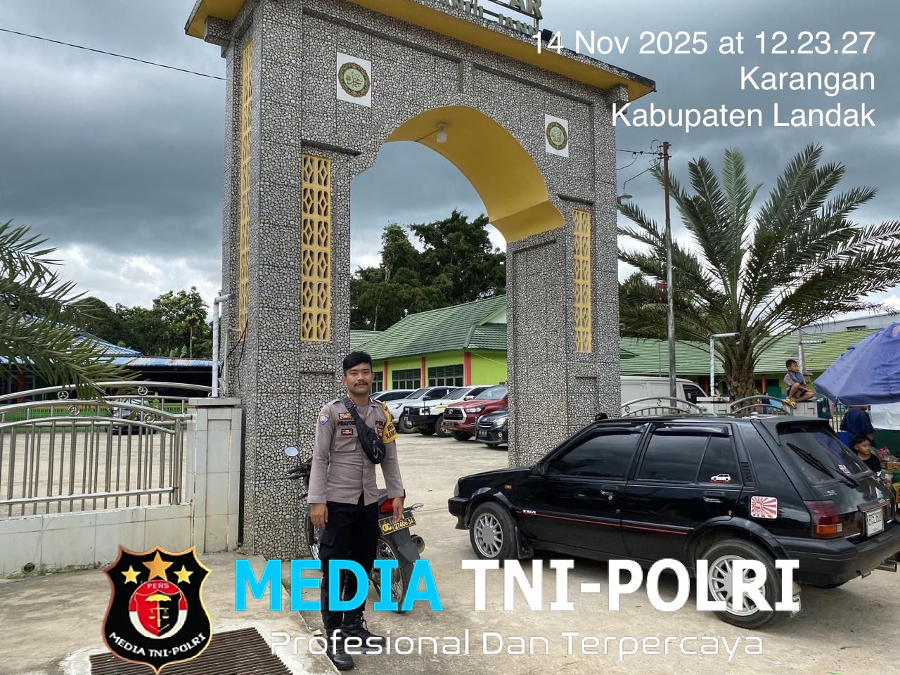 Personel Polsek Mempawah Hulu Penuh Semangat Jaga Keamanan di Masjid Nurul Bustanul Jannah Karangan