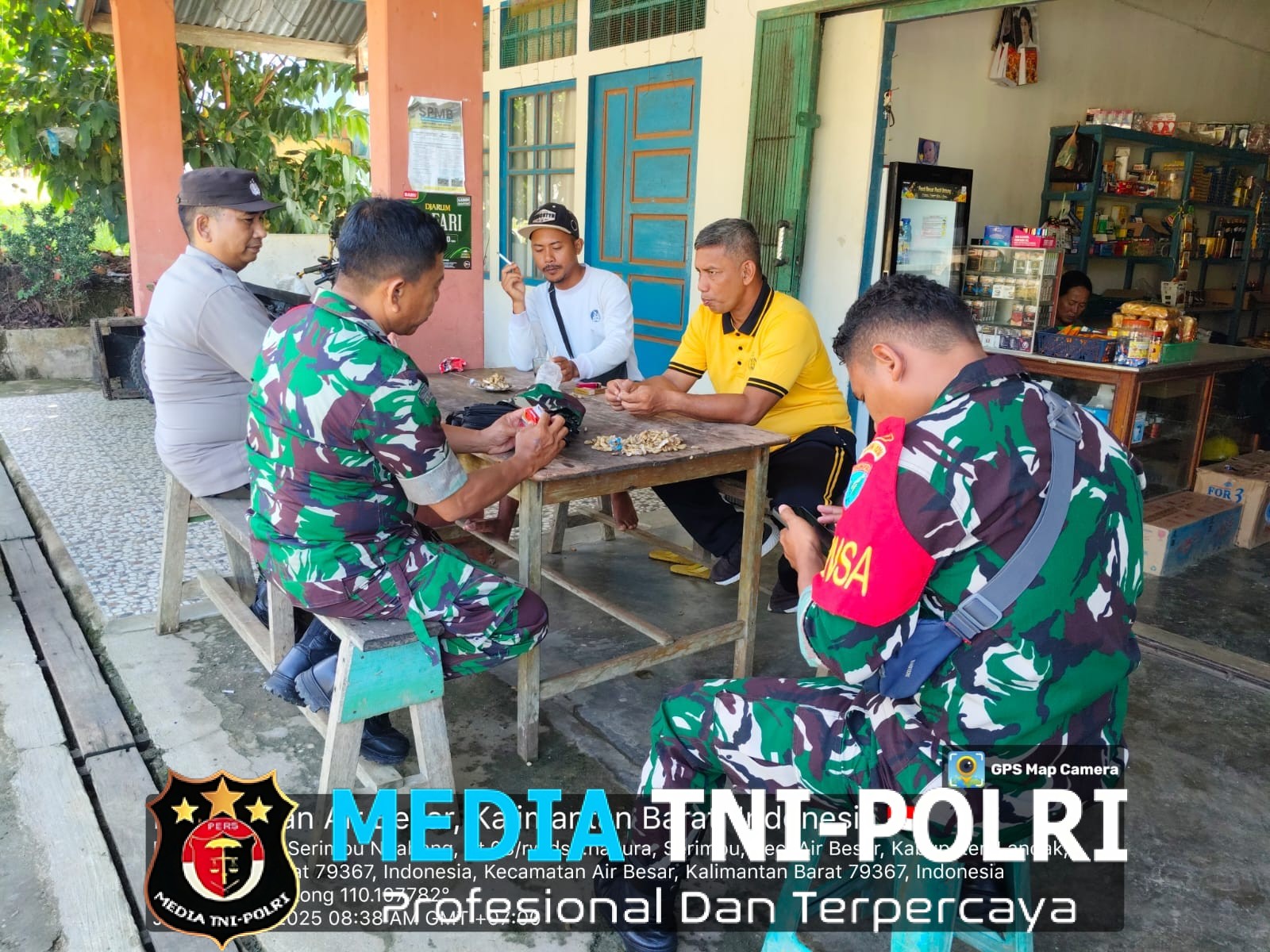 Patroli Dialogis TNI–Polri di Air Besar, Kedekatan dengan Warga Makin Erat