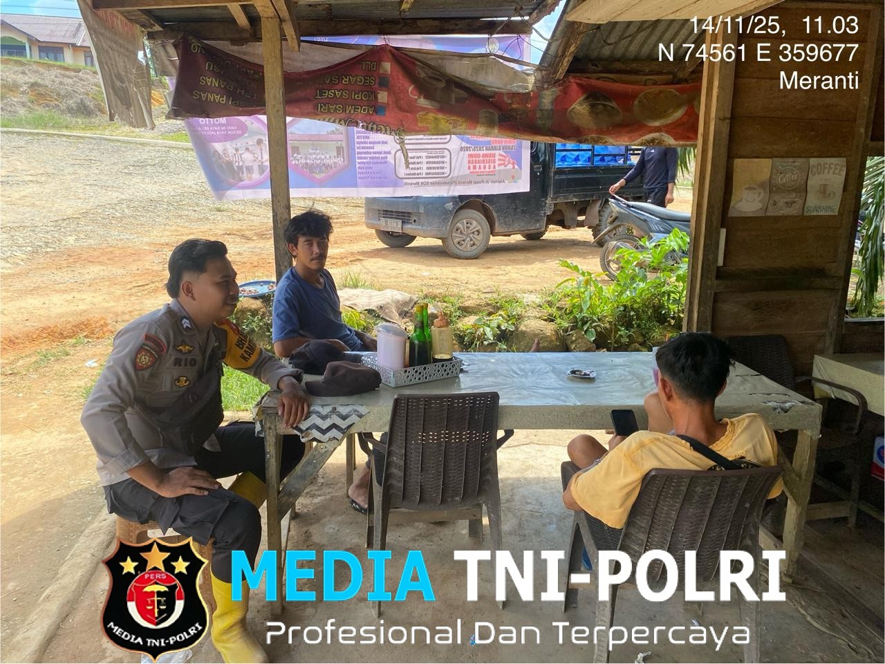 Polisi Beri Imbauan Kamtibmas Saat Patroli Siang di Wilayah Meranti