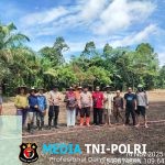 Bhabinkamtibmas Polsek Menyuke Mengikuti Kegiatan Penanaman Jagung 1 Desa 1 Hektar di Desa Mamek