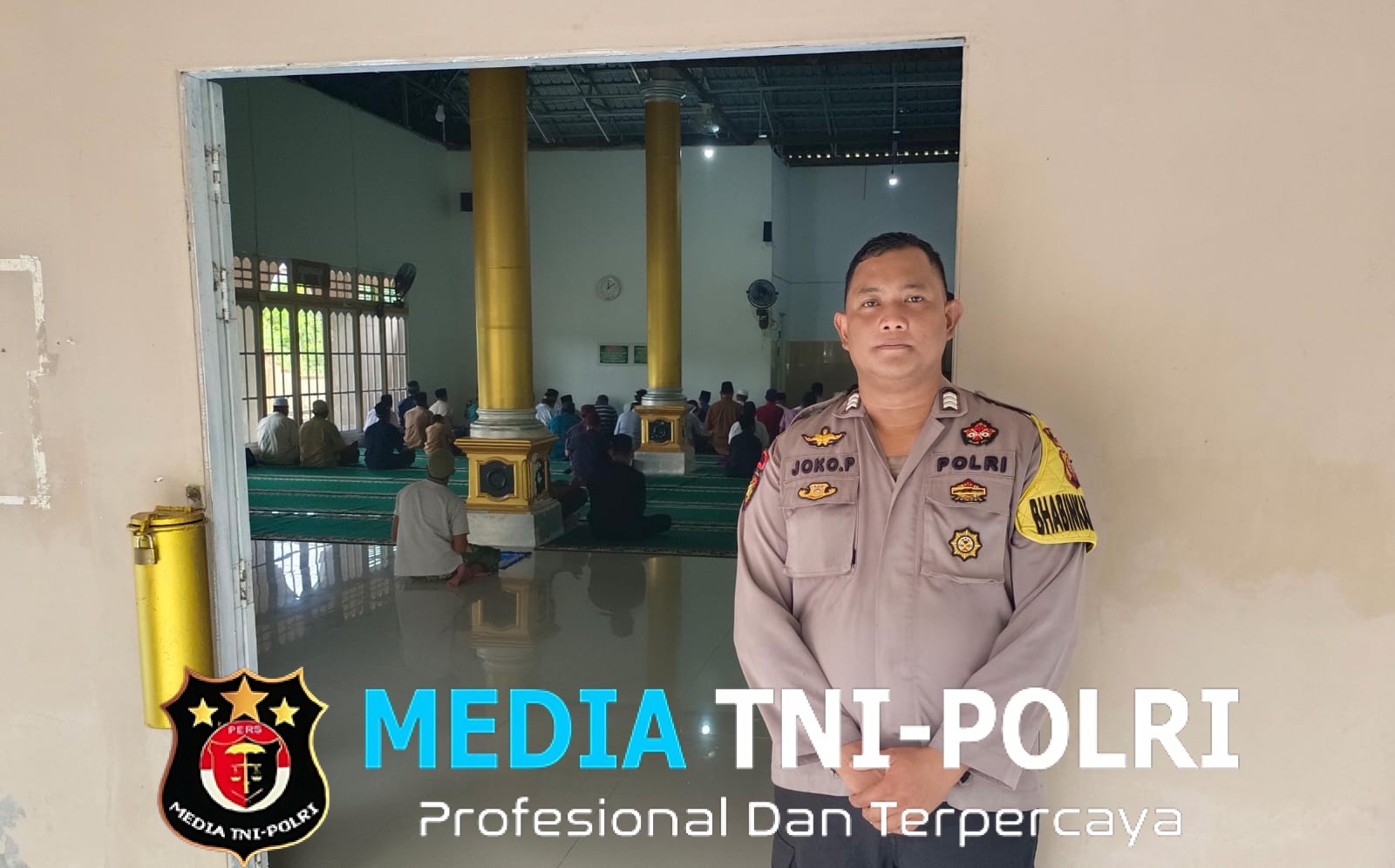 Bhabinkamtibmas Polsek Kuala Behe Laksanakan Pengamanan di Masjid Nurul Iman Ciptakan Rasa Aman Warga Sholat Jumat