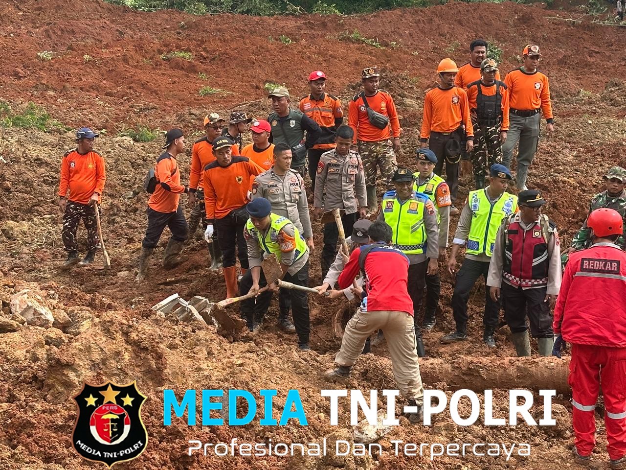 Polri Kerahkan 155 Personel, 4 Anjing Pelacak, dan Perkuat Operasi SAR Longsor Cibeunying 21 Warga Tertimbun