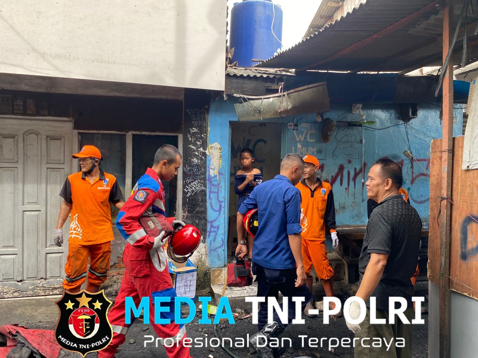 Polsek Tambora bersama 3 Pilar Gotong Royong Bersihkan Sisa Kebakaran di Kampung Duri Dalam