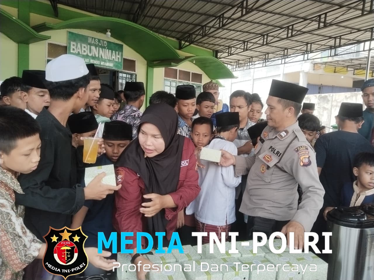 Jumat Berkah Polres Landak Tebar Kepedulian di Masjid Babun Ni’mah Ngabang