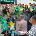 Wakasat Bimas Polres Metro Bekasi Bagikan Beras ke Ojek Online di Shelter Grab Lippo Cikarang