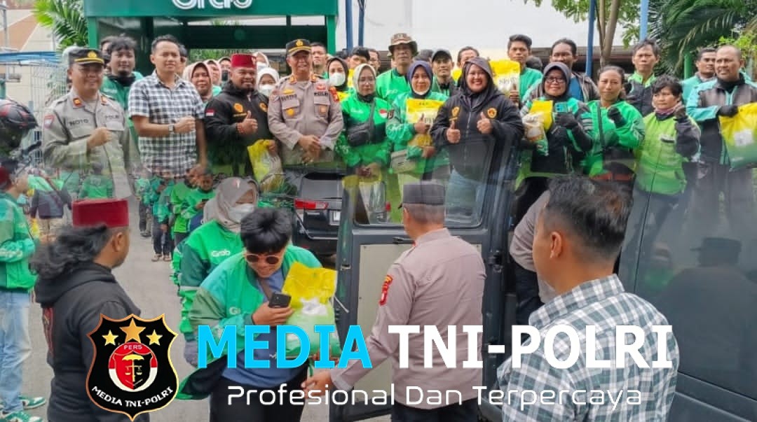 Wakasat Bimas Polres Metro Bekasi Bagikan Beras ke Ojek Online di Shelter Grab Lippo Cikarang