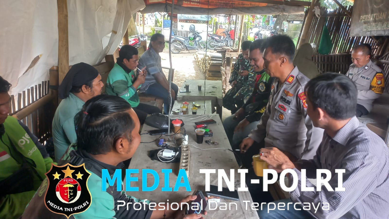 Polsek Cibarusah Gelar Jumat Berkah, Pererat Silaturahmi dengan Ojek Online