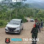 Babinsa Sigap Turun ke Lapangan, Bantu Warga Melintas di Jalan Menanjak Wilayah Binaan