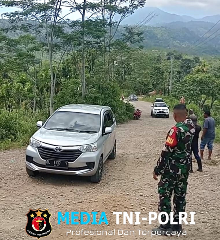 Babinsa Sigap Turun ke Lapangan, Bantu Warga Melintas di Jalan Menanjak Wilayah Binaan