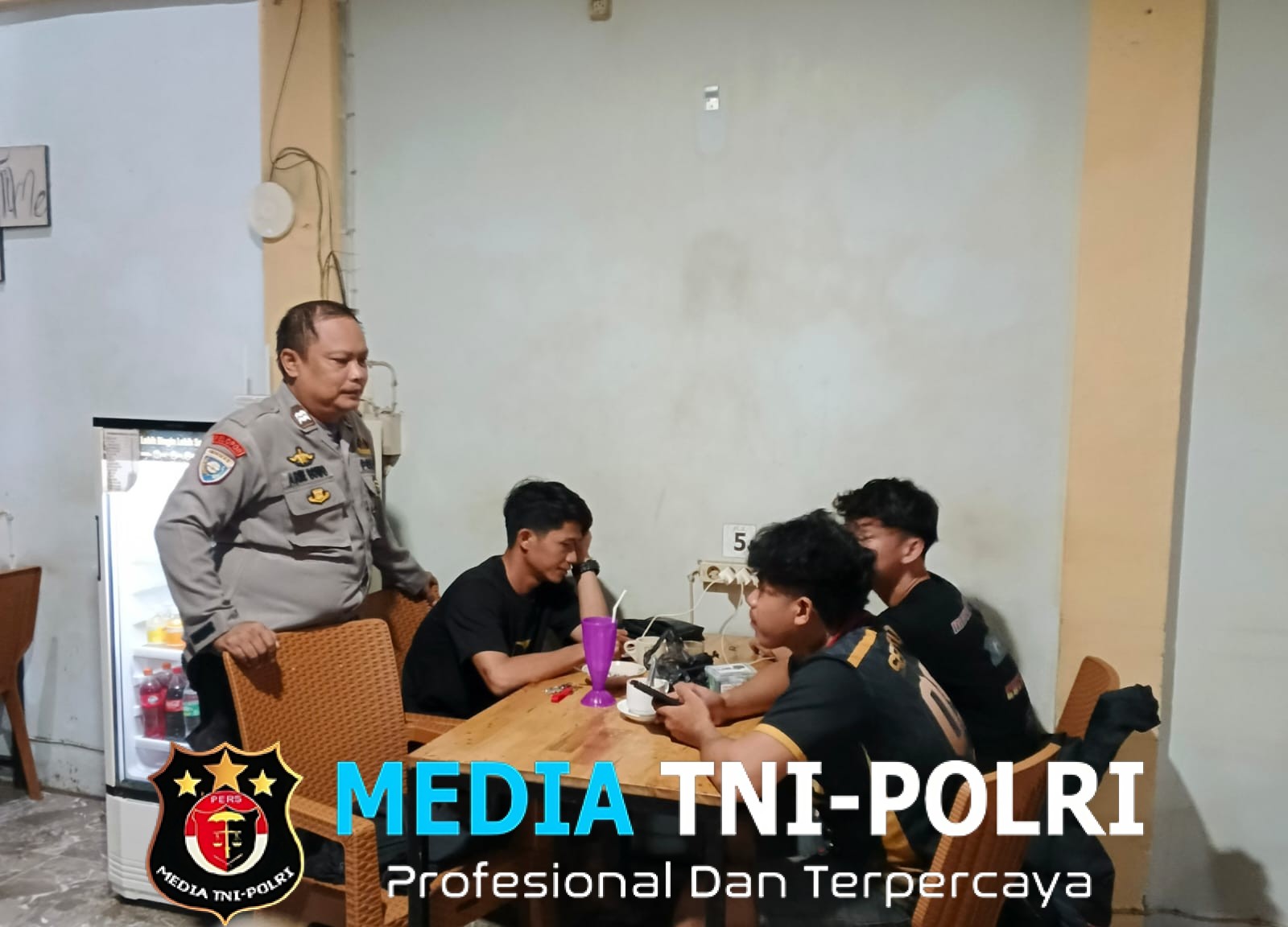 Antisipasi Kejahatan, Polisi Sambangi Warga di Patroli Malam, Tekankan Pentingnya Keamanan Lingkungan