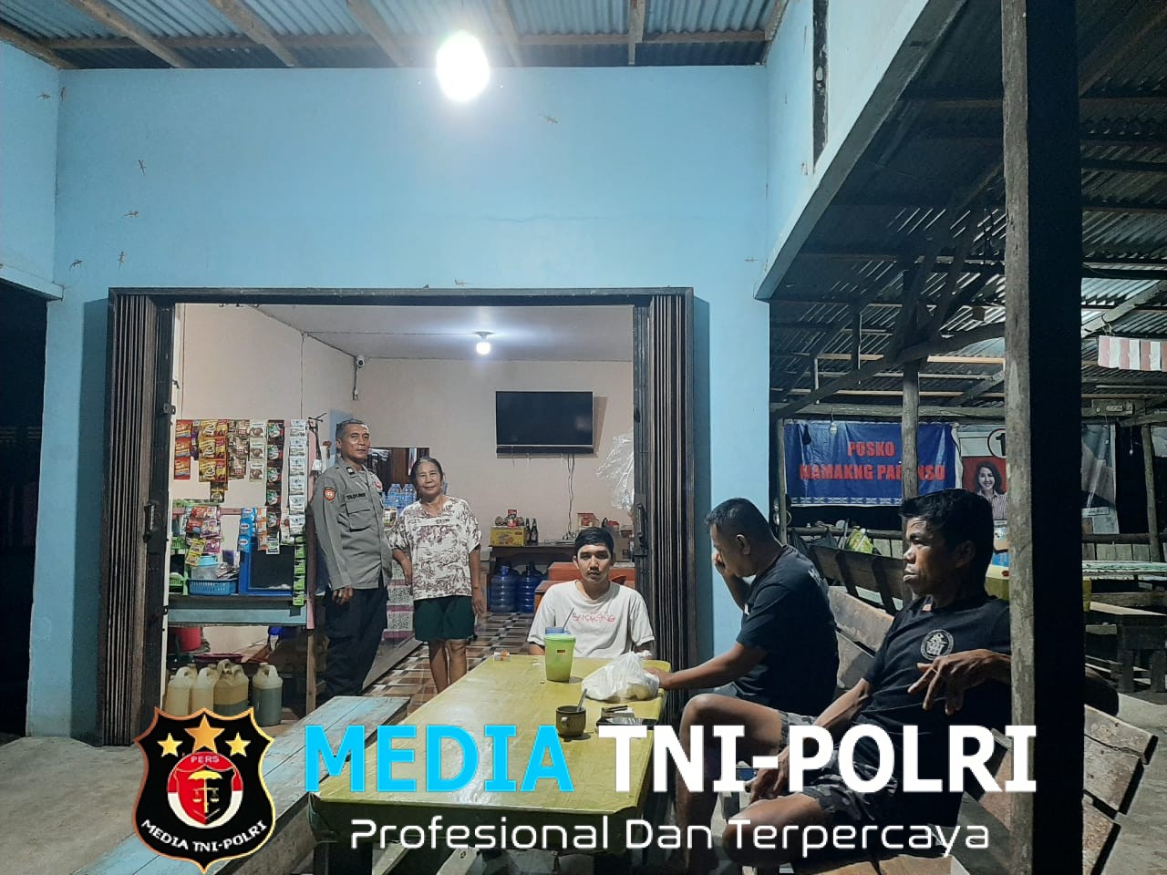 Polisi Menyapa Warga di Balik Gelap Malam Upaya Cegah Kejahatan