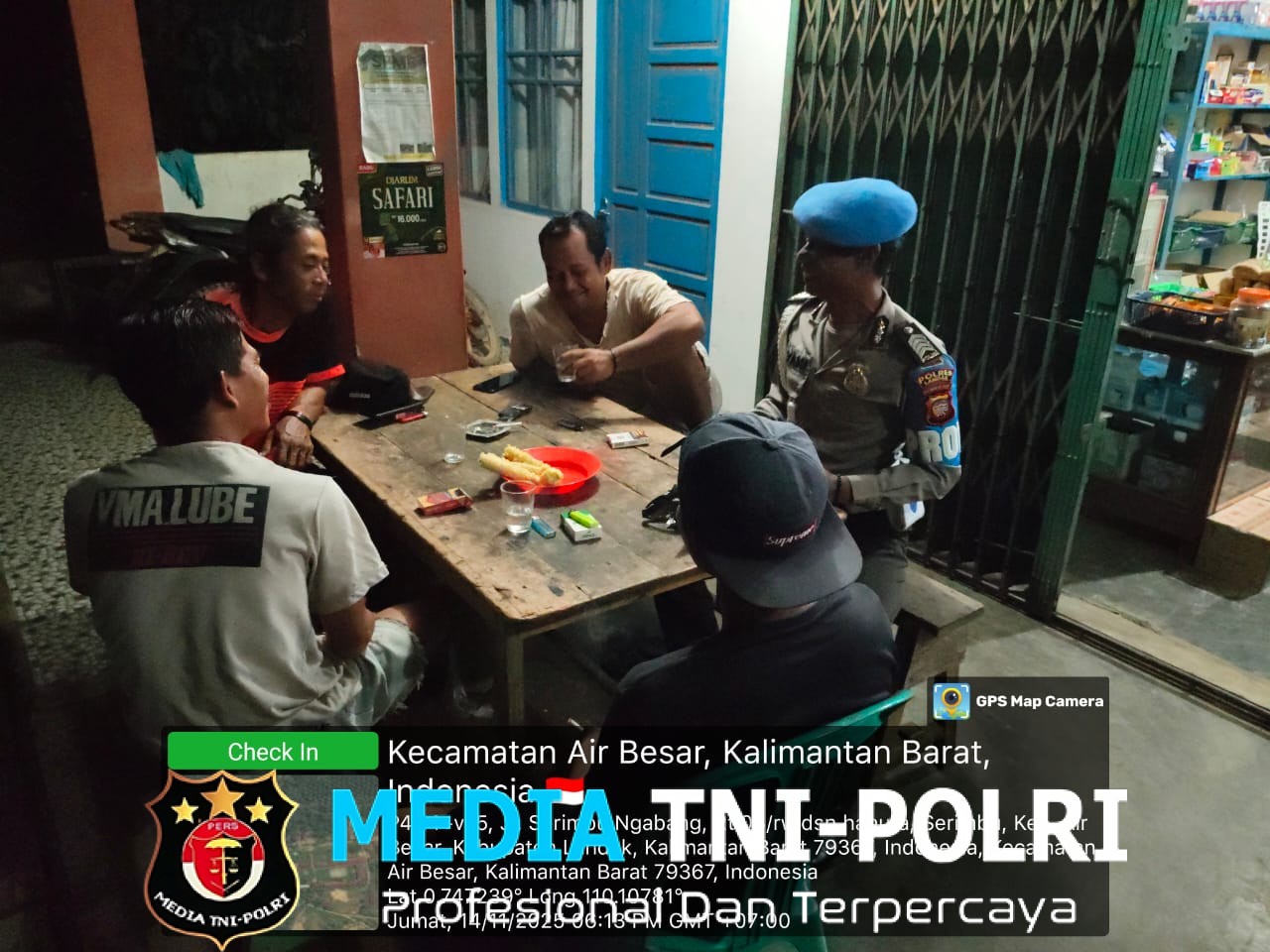 Polisi Sambangi Warga Saat Patroli Malam, Bangun Rasa Aman di Air Besar