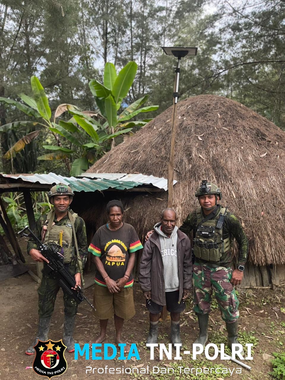 Warga Sambut Haru, Satgas Yonif 700/WYC Terangkan Honai di Nipuralome Bantuan Solar Sel Untuk Bapak Aku Murib