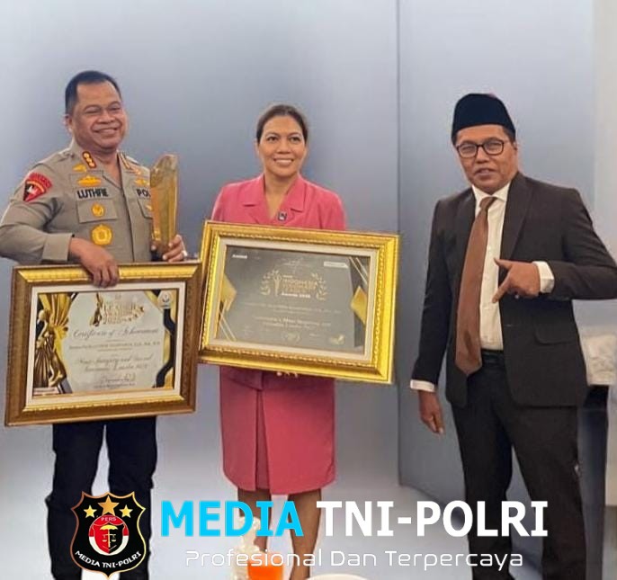 Berintegritas dan Berjiwa Sosial Tinggi Professor Kurjum Serahkan Leadership Awards Kepada Kombes Pol Dr. Luthfie