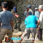 Cegah Banjir Babinsa dan Warga Gotong Royong Bersihkan Jembatan Tersumbat Sampah