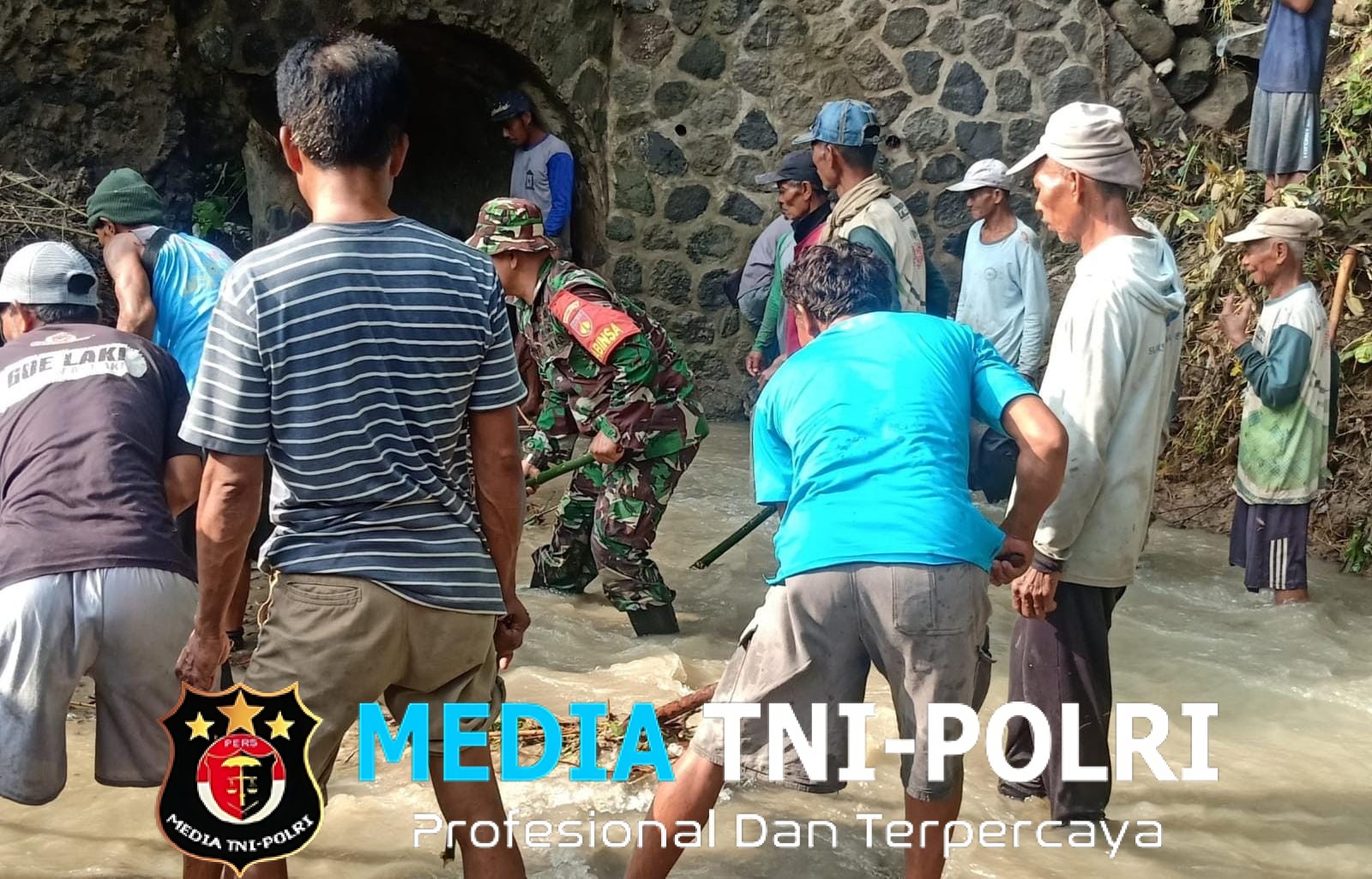 Cegah Banjir Babinsa dan Warga Gotong Royong Bersihkan Jembatan Tersumbat Sampah