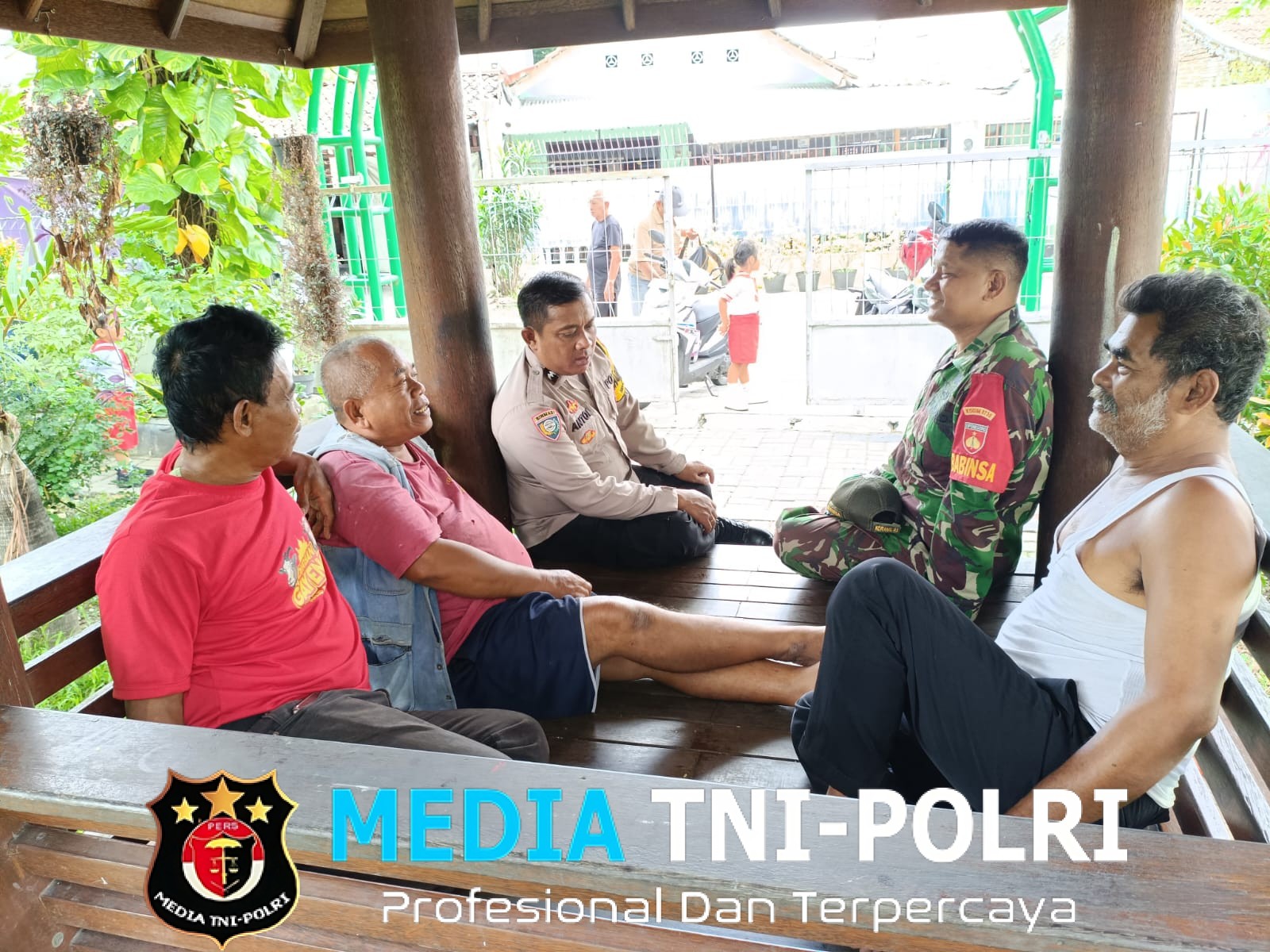 Gelorakan Wilayah Yang Aman dan Nyaman, Babinsa Tipes Datangi Tokoh Masyarakat