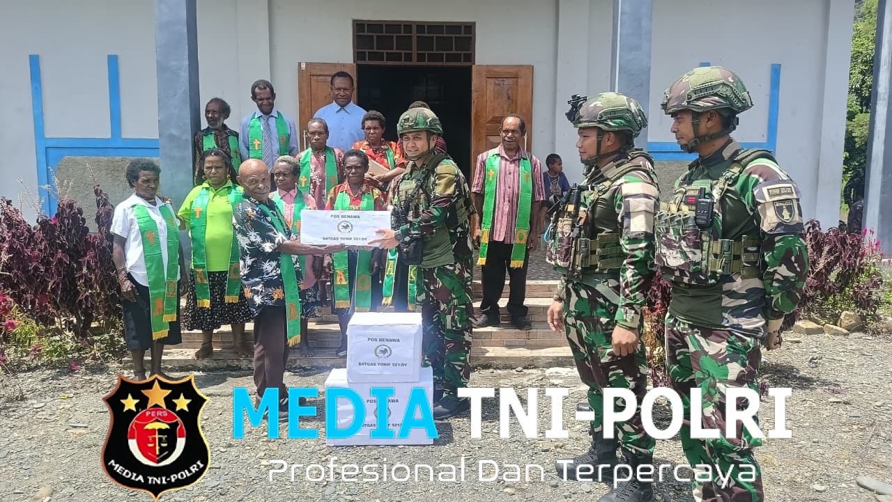 Bersama Kita Bisa Satgas Yonif 521/DY Bagikan Bingkisan Makanan kepada Kepala Suku dan Masyarakat di Gereja GKI Yoska Yudea