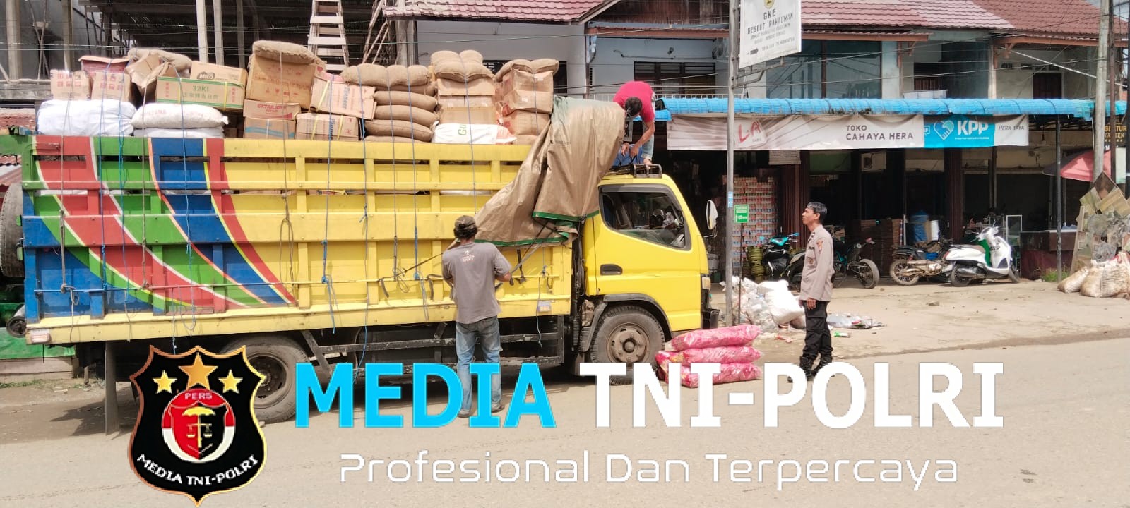 Saat Patroli Siang, Polisi Temukan Sopir Truk Sibuk dengan Muatan—Ini Pesan Polisinya