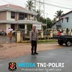 Sempat Diguyur Hujan Deras Personel Polsek Mempawah tetap Melaksanakan Pengamanan Ibadah Misa Minggu di Gereja Santo Yusuf Karangan